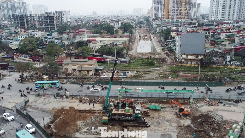 Để đi xuyên qua nút giao bằng đường hầm, dự án có 4 đốt hầm "kép" (thi công hai bên cho cả 2 chiều đường)