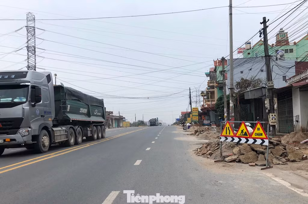 Quốc lộ 18 đi qua Bắc Ninh nhiều đoạn hư hỏng và nhà dân nằm sát bên đường. Ảnh: Anh Trọng