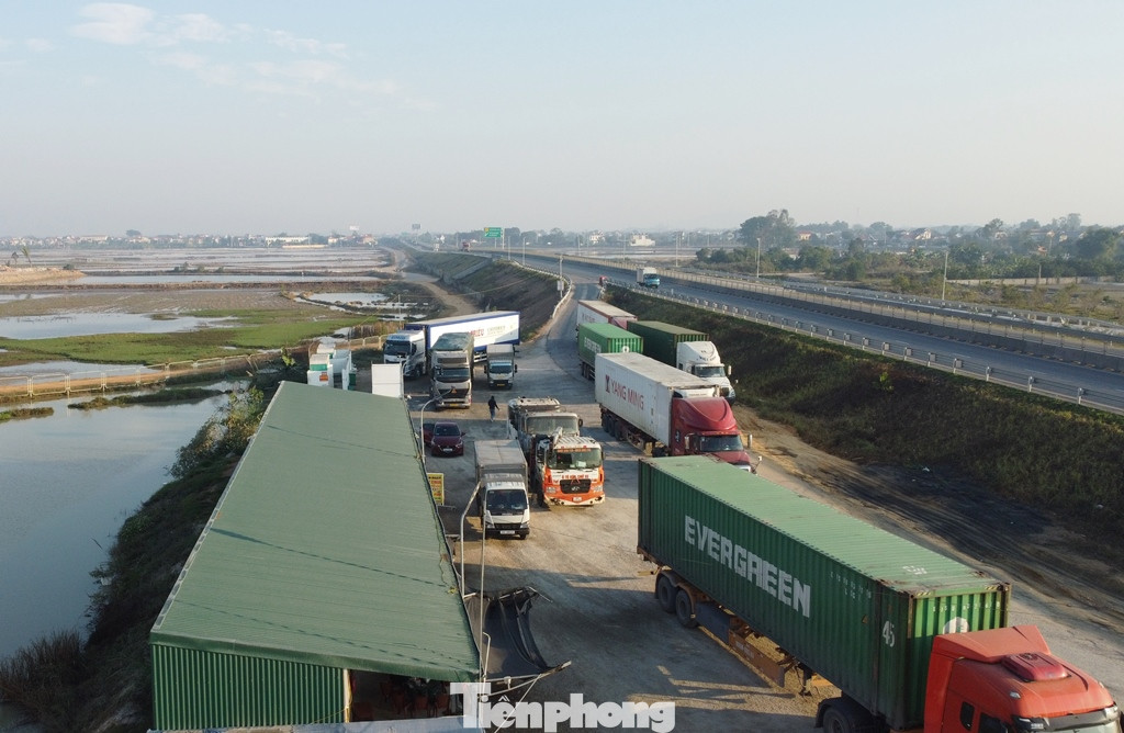 Cùng với các ngày cuối tuần, vào các dịp lễ các trạm thường xuyên ùn tắc, quá tải xe ra vào. Cùng với các ngày cuối tuần, vào các dịp lễ các trạm thường xuyên ùn tắc, quá tải xe ra vào.