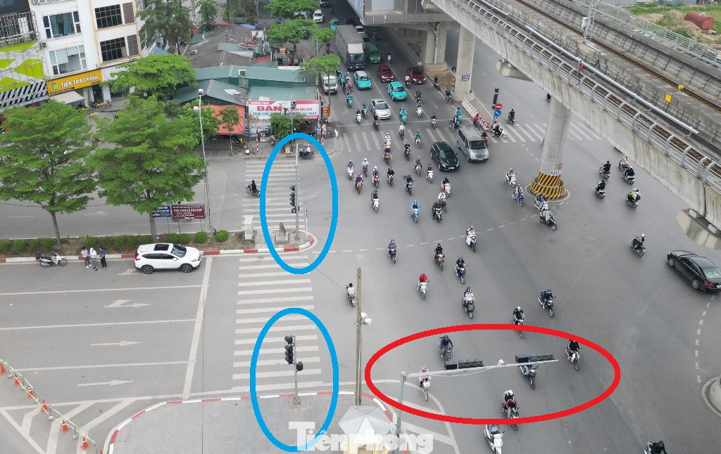 Ngoài ra, đại diện liên ngành còn cho biết phương án điều chỉnh, tổ chức giao thông này còn giúp nút giao Hồ Tùng Mậu - Trần Vỹ giảm được 2 hệ thống cột đèn tín hiệu "4 pha".