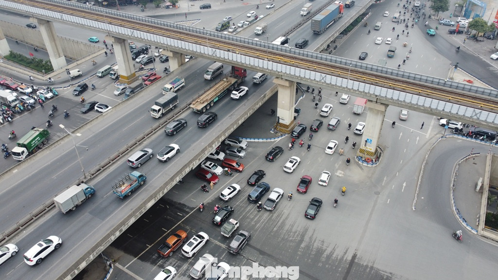 Thay vì đi theo nhịp đèn và vạch kẻ sơn, theo phương án tổ chức giao thông mới từ sáng 18/1 các dòng xe qua trung tâm nút bằng đảo vòng xuyến.