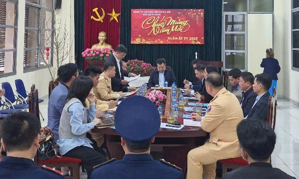 Ông Lê Kim Thành làm việc với Công ty Cổ phần bến xe Hà Nội và đề nghị Công ty và các bến xe có kế hoạch phục vụ tốt nhất nhu cầu đi lại của hành khách dịp cao điểm Tết Ất Tỵ. Ông Lê Kim Thành làm việc với Công ty Cổ phần bến xe Hà Nội và đề nghị Công ty và các bến xe có kế hoạch phục vụ tốt nhất nhu cầu đi lại của hành khách dịp cao điểm Tết Ất Tỵ.