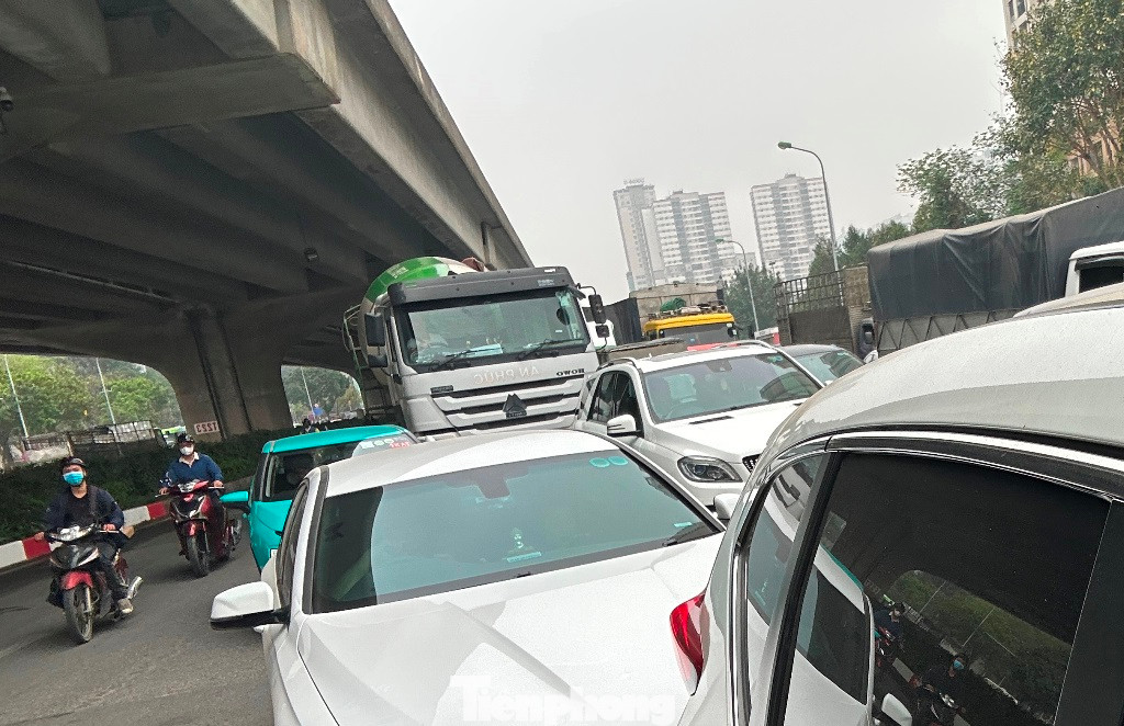 Là điểm kết nối giữa đại lộ Thăng Long và đường trên cao Vành đai 3 nên hằng ngày nút giao Trung Hòa và đường Khuất Duy Tiến có lưu lượng xe lớn, thường xuyên ùn tắc. Ảnh chụp chiều 28/3.