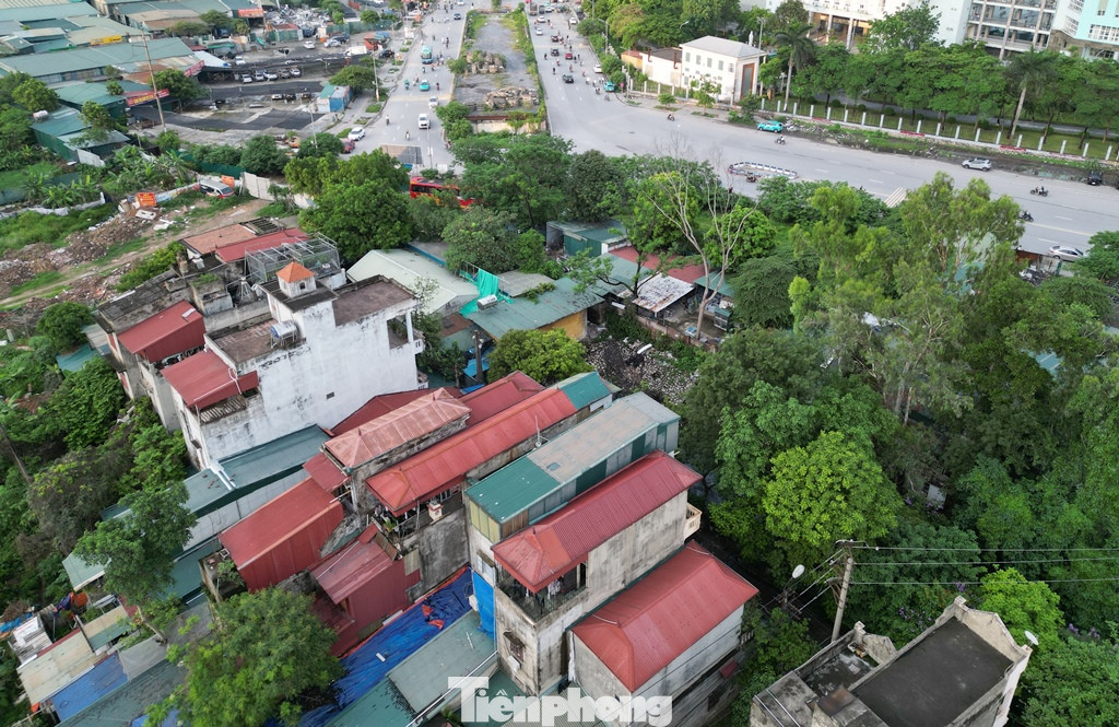 Lý giải nguyên dân nút giao “treo” nhiều năm nay, Ban QLDA đầu tư xây dựng công trình giao thông Hà Nội (quản lý nhà nước dự án đường BT) cho biết, do dự án vẫn còn tồn tại gần 100 hộ dân xã Tân Triều, huyện Thanh Trì nằm trong lòng nút giao chưa được huyện Thanh Trì thực hiện GPMB xong.
