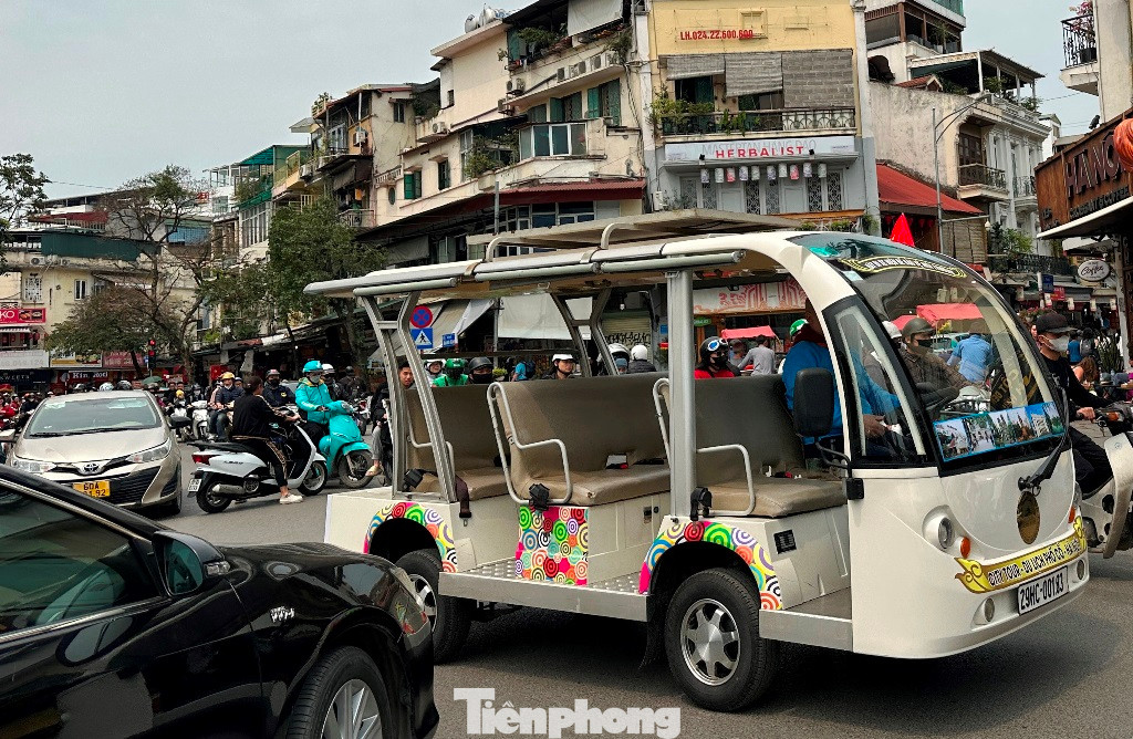 Trong chiều qua và sáng 22/3, từ phố Hàng Gai, Cầu Gỗ, Hàng Đào... dẫn về quảng trường cũng ùn tắc, giao thông lộn xộn.