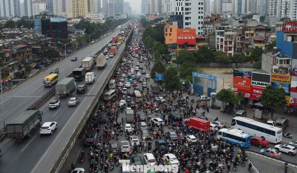 Khi đường trên cao Vành đai 3 ùn tắc, cũng kéo theo các tuyến đường bên dưới ùn tắc theo. Ảnh: Chụp tại nút giao Thanh Xuân trong tuần này.