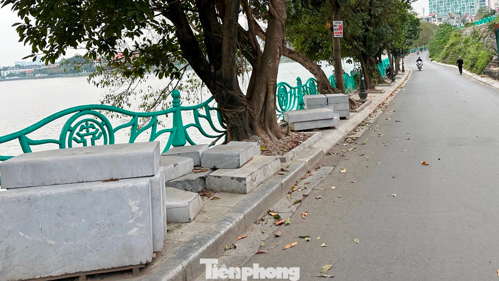 Từ thực tế trên, văn phòng UBND TP Hà Nội thông báo kết luận của Phó Chủ tịch Dương Đức Tuấn tại cuộc họp xem xét phương án cải tạo, nâng cấp, mở rộng các tuyến đường xung quanh Hồ Tây, trong đó thống nhất xây dựng cầu cạn lấn Hồ Tây nhằm mở rộng tuyến đường Quảng An - Từ Hoa lên 21m. Từ thực tế trên, văn phòng UBND TP Hà Nội thông báo kết luận của Phó Chủ tịch Dương Đức Tuấn tại cuộc họp xem xét phương án cải tạo, nâng cấp, mở rộng các tuyến đường xung quanh Hồ Tây, trong đó thống nhất xây dựng cầu cạn lấn Hồ Tây nhằm mở rộng tuyến đường Quảng An - Từ Hoa lên 21m.