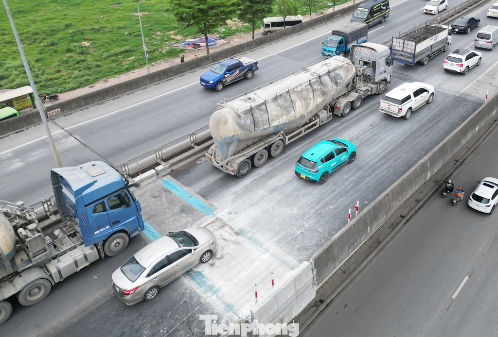 Tại một số đoạn, khe co giãn đã được lắp đặt xong nhưng chưa được thu dọn, vệ sinh kỹ lưỡng nên đang gây mất vệ sinh, khó khăn cho xe đi qua.