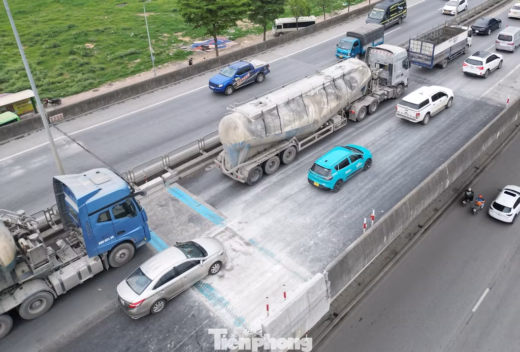 Tại một số đoạn, khe co giãn đã được lắp đặt xong nhưng chưa được thu dọn, vệ sinh kỹ lưỡng nên đang gây mất vệ sinh, khó khăn cho xe đi qua.