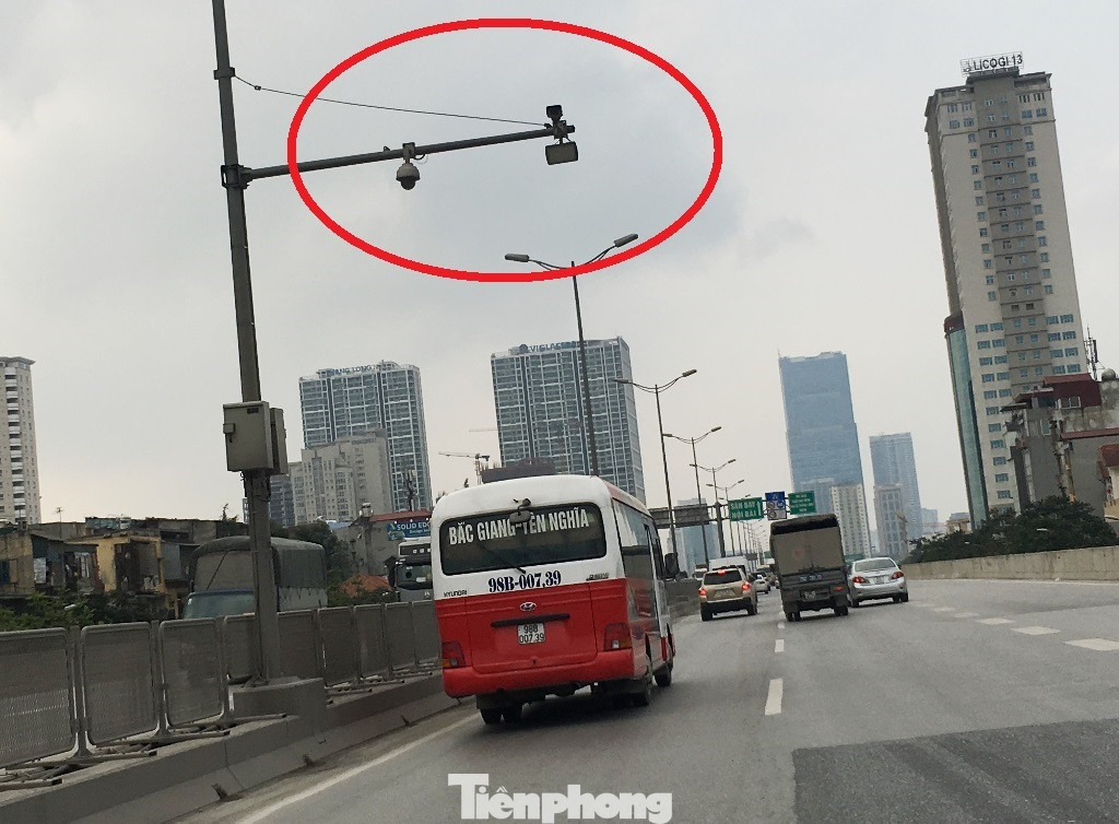Qua khảo sát, hiện các tuyến đường vành đai và trục đường hướng tâm, như Vành đai 1, Vành đai 2, Vành đai 3, đường Giải Phóng, Nguyễn Trãi, Trần Duy Hưng - Nguyễn Chí Thanh, Cầu Giấy - Xuân Thủy… phóng viên ghi nhận có các cụm camera xử phạt nguội.