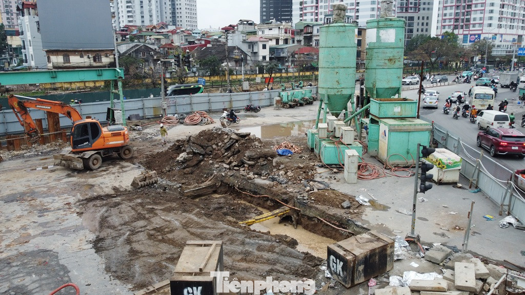 Việc thi công trong phạm vi hàng rào đang được các nhà thầu thực hiện, dự án có tiến độ được chủ đầu tư là Ban QLDA đầu tư xây dựng công trình giao thông Hà Nội đảm bảo hoàn thành, thông xe trong năm 2025.