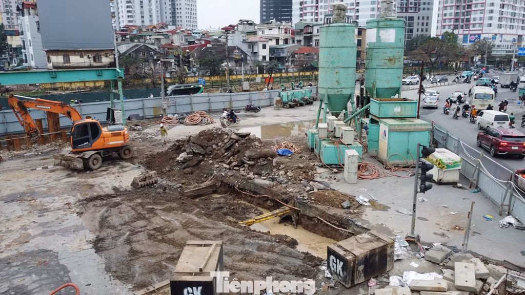 Việc thi công trong phạm vi hàng rào đang được các nhà thầu thực hiện, dự án có tiến độ được chủ đầu tư là Ban QLDA đầu tư xây dựng công trình giao thông Hà Nội đảm bảo hoàn thành, thông xe trong năm 2025.