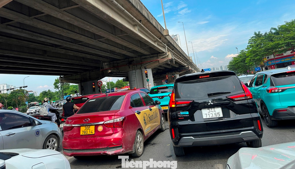 Phương tiện tăng cao ở làn ô tô cộng với tác động từ tín hiệu đèn xanh, đỏ tại nút giao Vành đai 3 - Nguyễn Hữu Thọ càng làm cho ùn tắc phương tiện kéo dài.