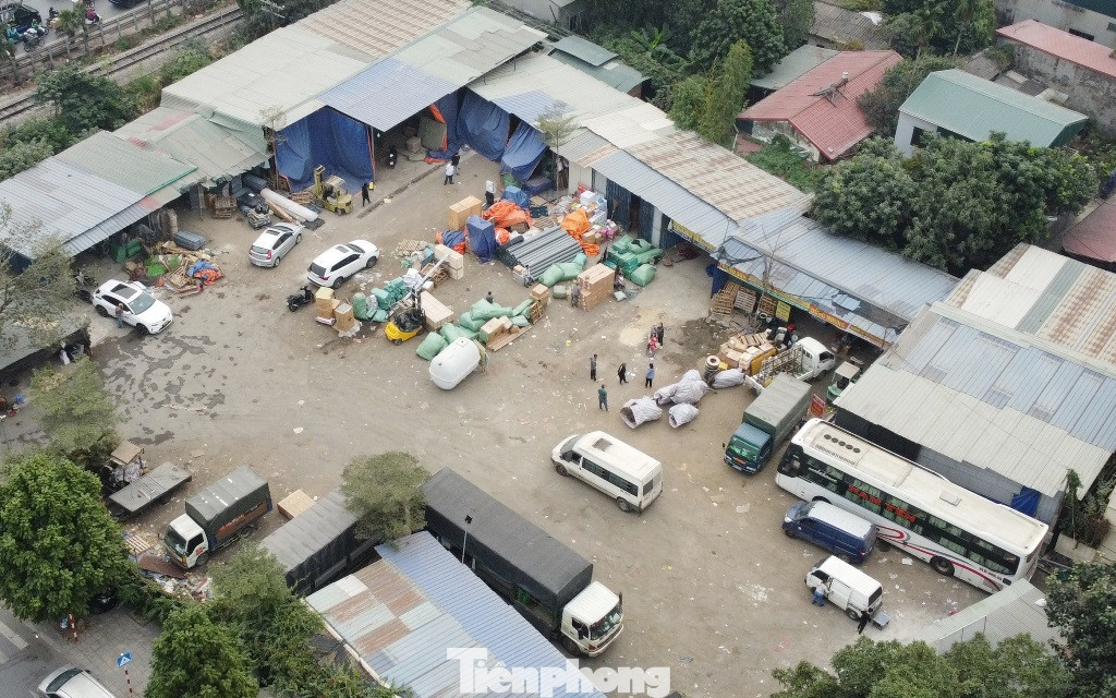 Tại ô đất rộng hơn 3.000m2 có ký hiệu F6/CX12 giáp chùa Tứ Kỳ (phường Hoàng Liệt), tổ công tác phát hiện bên trong có 13 công trình nhà tạm được xây dựng, các diện tích còn lại là nơi đỗ ô tô con, xe tải, thậm chí cả xe khách… Tuy nhiên, cá nhân quản lý ô đất không xuất trình được các giấy phép có liên quan, tổ công tác đã lập biên bản yêu cầu dừng hoạt động ngay tại thời điểm kiểm tra. Tại ô đất rộng hơn 3.000m2 có ký hiệu F6/CX12 giáp chùa Tứ Kỳ (phường Hoàng Liệt), tổ công tác phát hiện bên trong có 13 công trình nhà tạm được xây dựng, các diện tích còn lại là nơi đỗ ô tô con, xe tải, thậm chí cả xe khách… Tuy nhiên, cá nhân quản lý ô đất không xuất trình được các giấy phép có liên quan, tổ công tác đã lập biên bản yêu cầu dừng hoạt động ngay tại thời điểm kiểm tra.