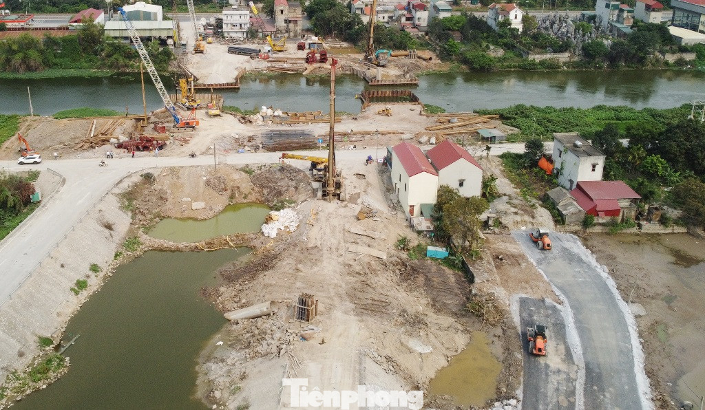 Từ thực tế trên, sau khi được khởi công tháng 3/2025 và có tiến độ thi công 24 tháng (đến 2027 xong) nhưng chủ đầu tư và liên danh nhà thầu đang đặt mục tiêu sẽ hợp long cầu vào tháng 9/2025 - vượt tiến độ đặt ra hơn 1 năm. Từ thực tế trên, sau khi được khởi công tháng 3/2025 và có tiến độ thi công 24 tháng (đến 2027 xong) nhưng chủ đầu tư và liên danh nhà thầu đang đặt mục tiêu sẽ hợp long cầu vào tháng 9/2025 - vượt tiến độ đặt ra hơn 1 năm.