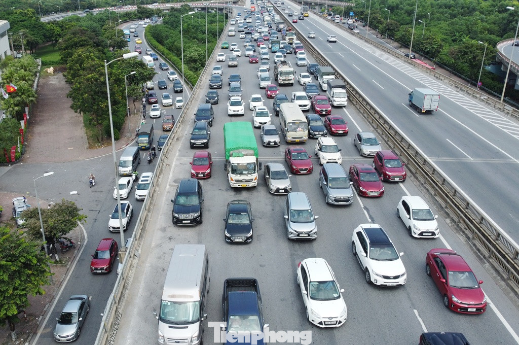 Ùn tắc giao thông trên đường vành đai trong đó có Vành đai 3 trên cao gần như cả ngày, không còn khái niệm giờ cao điểm hay thấp điểm.