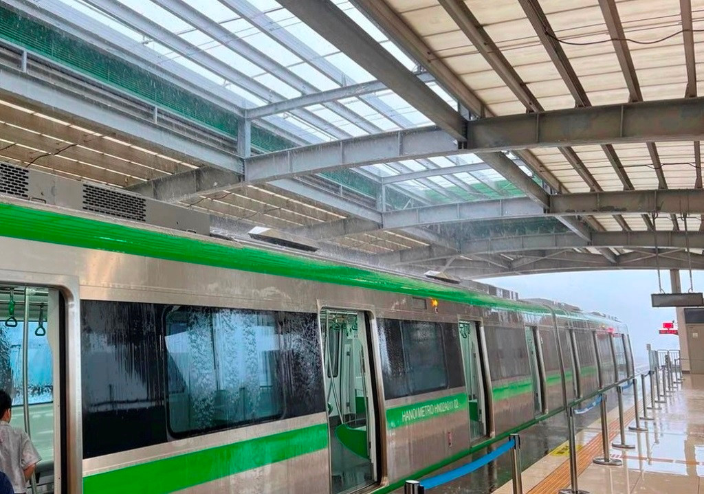 Hiện trạng nhà ga Yên Nghĩa bị dột, nước mưa chảy lênh láng trên sàn ga sau trận mưa vào sáng 23/5 Hiện trạng nhà ga Yên Nghĩa bị dột, nước mưa chảy lênh láng trên sàn ga sau trận mưa vào sáng 23/5