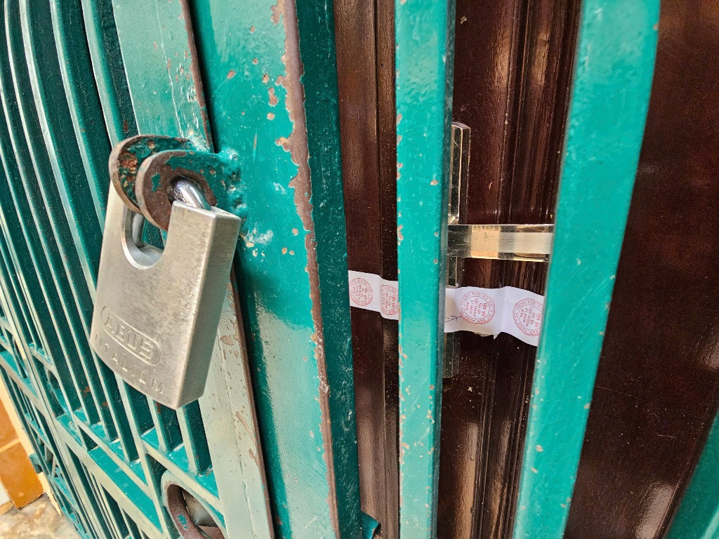 Một nhà dân đã di dời nơi ở và khóa cổng tại ngõ 7 phố Giang Văn Minh, sự việc có chứng kiến và niêm phong của cơ quan chức năng.