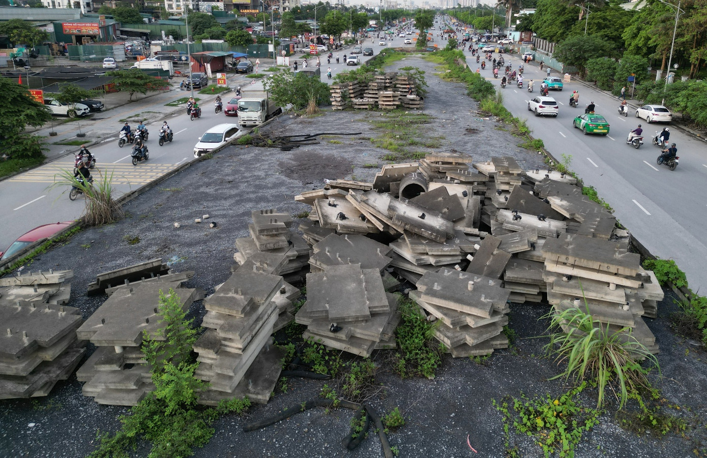 Là hạng mục để hoàn thiện tuyến đường Phạm Tu nối từ Vành đai 3 với đường 70 (huyện Thanh Trì cũ), tuy nhiên dự án đường Phạm Tu đã thông xe nhiều năm nay nhưng nút giao qua đường 70 vẫn chưa xong, công trường ngổn ngang.