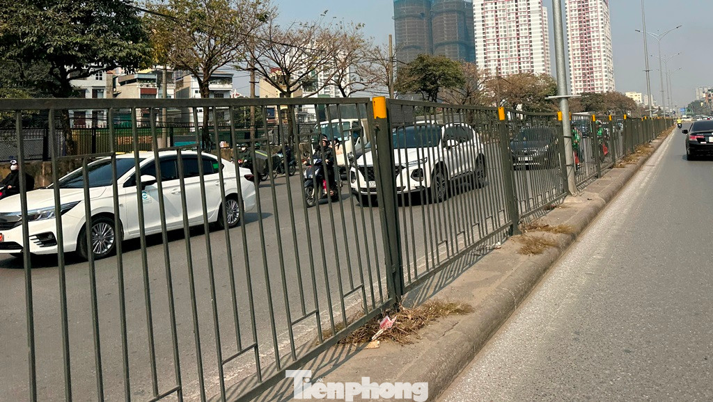 Thậm chí, một đoạn dài bờ dài phân cách sắt cũ đoạn qua bến xe Giáp Bát vẫn còn nguyên, chưa được thay thế.