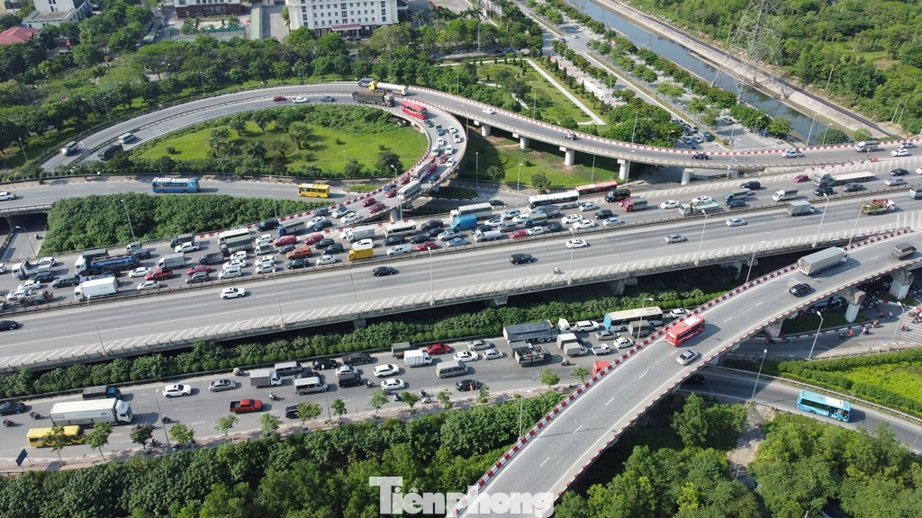 Ùn tắc tại nút giao này thậm chí kéo dài ra các tuyến đường và nút giao khác trong đó có nút giao Pháp Vân.