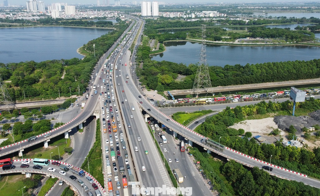 Để tăng hiệu quả sử dụng đất và đảm bảo mỹ quan, hiện hầu hết các tuyến đường trên cao, trong đó có đường Vành đai 2, Vành đai 3 tại Hà Nội đều được xây dựng ở dải phân cách giữa. Ảnh: Đường Vành đai 3 trên cao tại đoạn qua nút giao với cao tốc Pháp Vân - Cầu Giẽ.