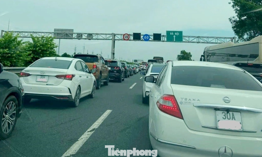 Việc này đã gây khó khăn cho việc đi lại của các phương tiện trên cao tốc Việc này đã gây khó khăn cho việc đi lại của các phương tiện trên cao tốc