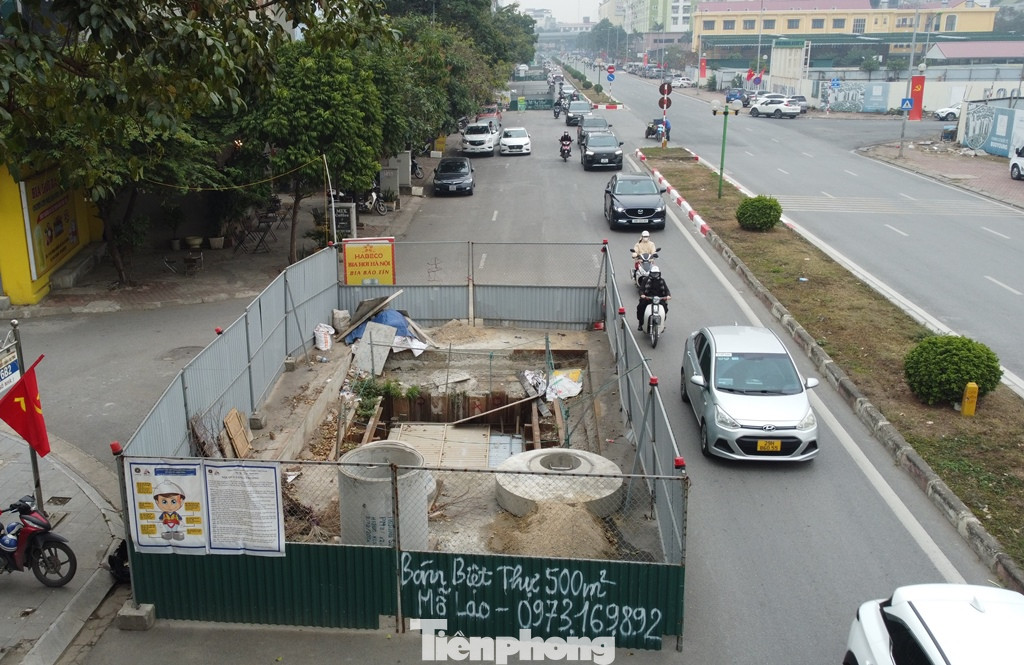 Tuyến phố Vũ Trọng Khánh chỉ dài 1 km nhưng nhiều năm nay vẫn đang 'án ngữ' hơn 10 hàng rào thi công dự án xử lý nước thải Yên Xá do Ban QLDA Công trình hạ tầng kỹ thuật và nông nghiệp TP Hà Nội làm chủ đầu tư. Ảnh chụp ngày 10/2.