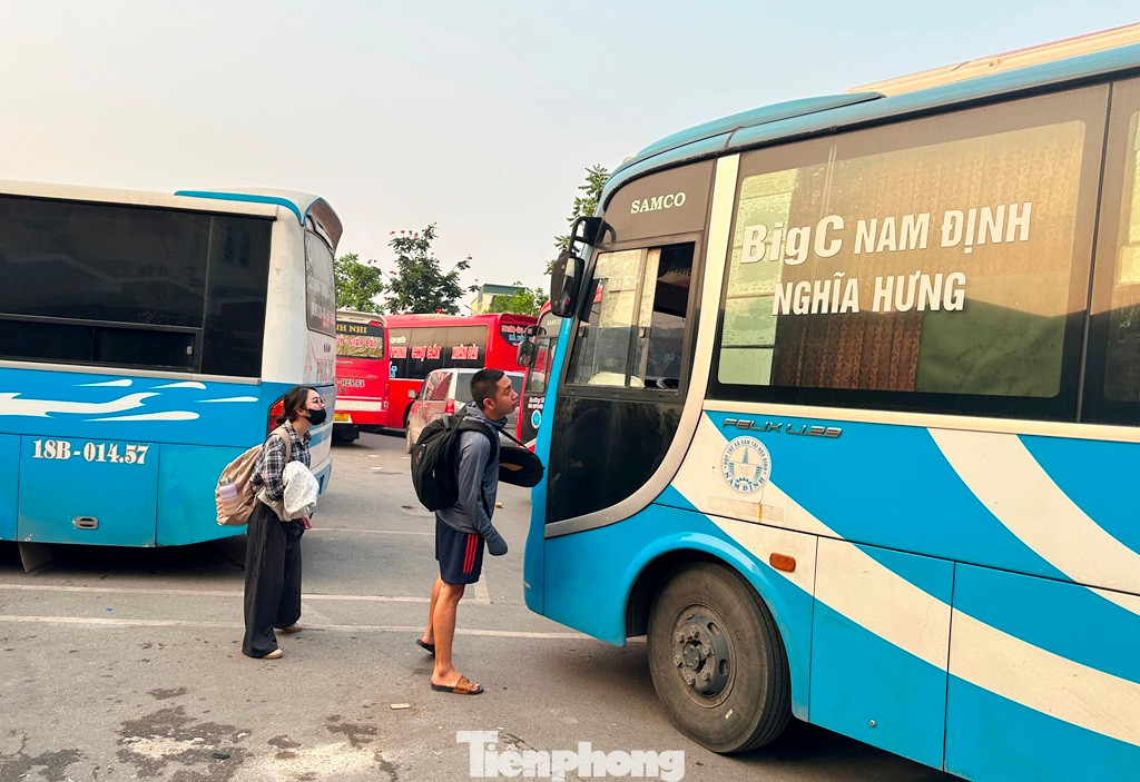 Trong hai ngày qua, hoạt động xe khách đã có sự "đổi ngôi" khi khách đi tìm xe chứ không phải là xe đi tìm khách thường thấy ở bến xe và trên nhiều tuyến đường. Trong hai ngày qua, hoạt động xe khách đã có sự "đổi ngôi" khi khách đi tìm xe chứ không phải là xe đi tìm khách thường thấy ở bến xe và trên nhiều tuyến đường.