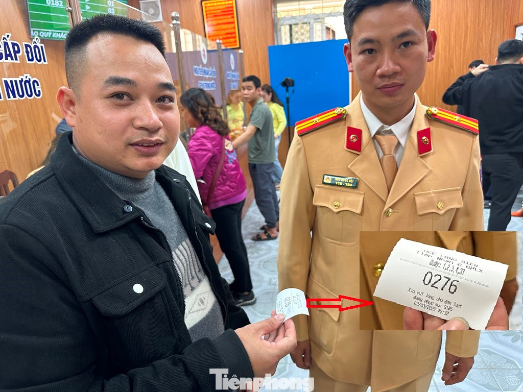 Tại điểm cấp đổi GPLX ở số 2 Hà Đông, thời điểm 15h30 người dân đã lấy đến số thứ tự phát ra là 0276, trong khi đó trường hợp đang được giải quyết mới đến số 0185, như vậy đang có 90 người đã lấy số và xếp hàng chờ đợi.