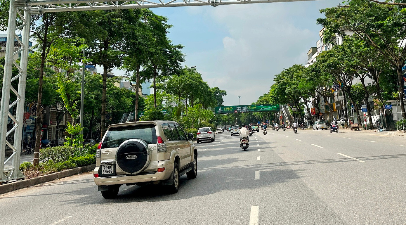 Tại các ngã ba, ngã tư trên đường Phạm Văn Đồng tình trạng ùn tắc xảy ra, các phương tiện di chuyển khó khăn nhưng ghi nhận của phóng viên cho thấy, trong ngày đầu thực hiện, vắng bóng lực lượng chức năng điều tiết, hướng dẫn giao thông tại các điểm nút quan trọng.