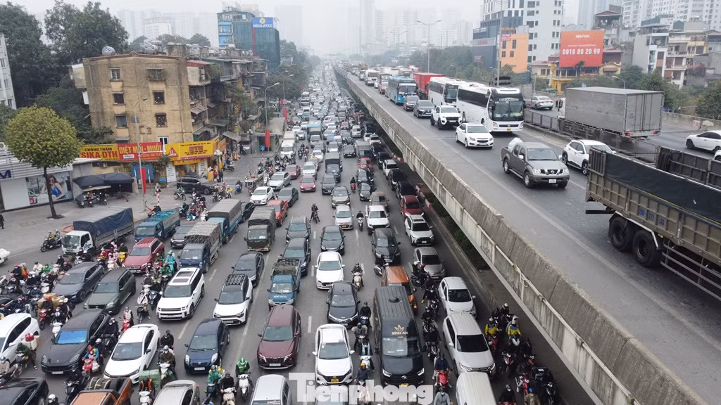 CSGT cho xe được phép đi vào làn đường ưu tiên bên phải mỗi chiều để giảm ùn tắc đường Vành đai 3 trên cao dịp Tết Nguyên đán.