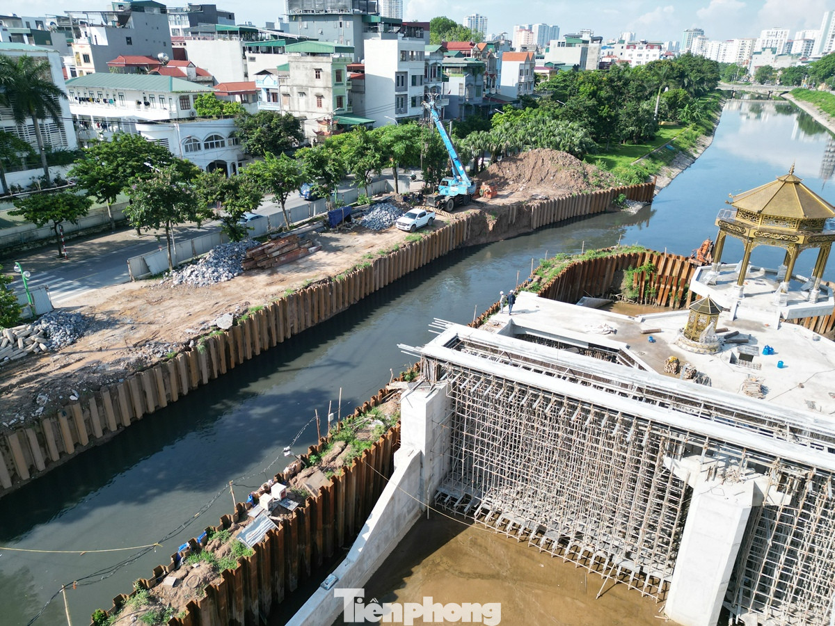 Sông Tô Lịch là sông thoát nước mưa cho toàn bộ khu vực các quận phía Tây Hà Nội như Tây Hồ, Cầu Giấy, Đống Đa, Thanh Xuân, Hoàng Mai... và hiện nay đang là mùa mưa nhưng việc chiếm dụng lòng sông vẫn diễn ra. Sông Tô Lịch là sông thoát nước mưa cho toàn bộ khu vực các quận phía Tây Hà Nội như Tây Hồ, Cầu Giấy, Đống Đa, Thanh Xuân, Hoàng Mai... và hiện nay đang là mùa mưa nhưng việc chiếm dụng lòng sông vẫn diễn ra.