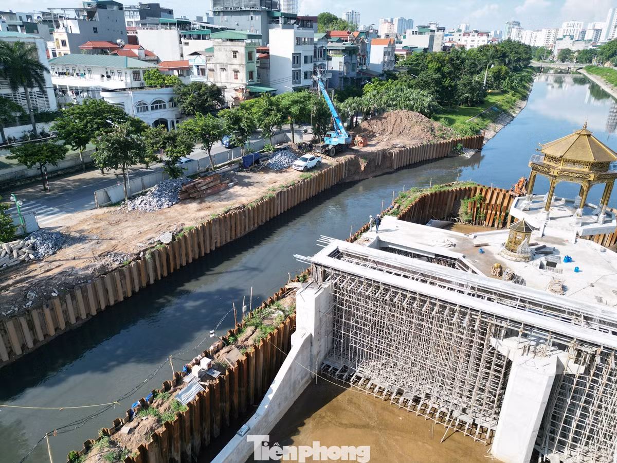 Sông Tô Lịch là sông thoát nước mưa cho toàn bộ khu vực các quận phía Tây Hà Nội như Tây Hồ, Cầu Giấy, Đống Đa, Thanh Xuân, Hoàng Mai... và hiện nay đang là mùa mưa nhưng việc chiếm dụng lòng sông vẫn diễn ra. Sông Tô Lịch là sông thoát nước mưa cho toàn bộ khu vực các quận phía Tây Hà Nội như Tây Hồ, Cầu Giấy, Đống Đa, Thanh Xuân, Hoàng Mai... và hiện nay đang là mùa mưa nhưng việc chiếm dụng lòng sông vẫn diễn ra.