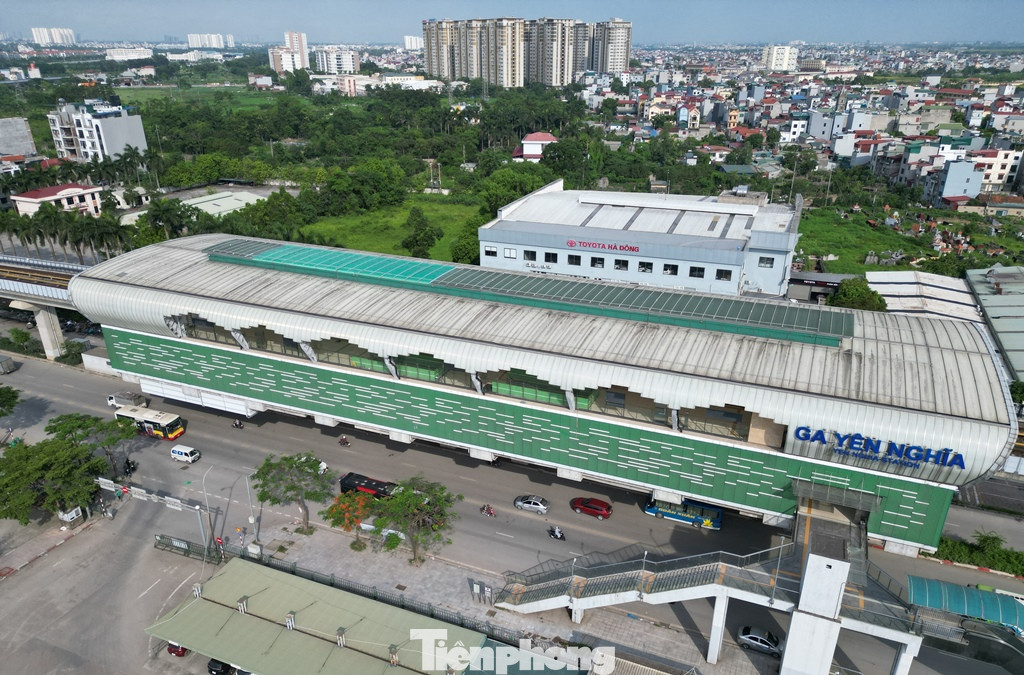 Ghi nhận của PV Tiền Phong trong chiều 6/6, toàn bộ phần mái nhà ga tàu Yên Nghĩa bị thủng từ năm 2024 đã được sửa chữa, lợp kín bằng chất liệu tấm tôn mới. Ghi nhận của PV Tiền Phong trong chiều 6/6, toàn bộ phần mái nhà ga tàu Yên Nghĩa bị thủng từ năm 2024 đã được sửa chữa, lợp kín bằng chất liệu tấm tôn mới.