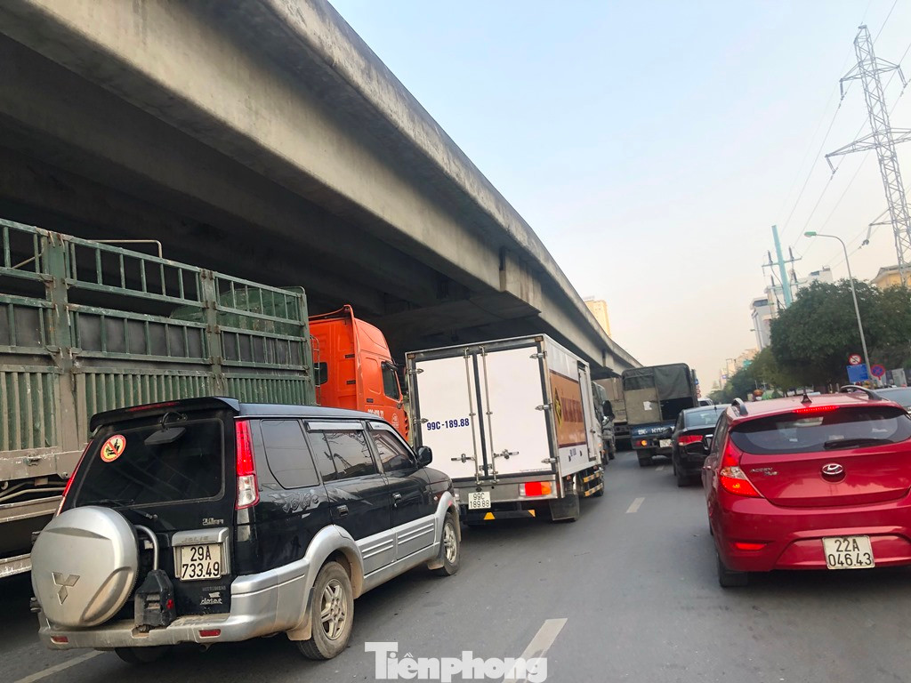 Điều này đã làm cho nút giao Trung Hòa, đường Khuất Duy Tiến chiều trung tâm nút giao - dốc đường trên cao Vành đai 3 luôn đông đúc và xe phải xếp hàng dài chờ lên đường trên cao.