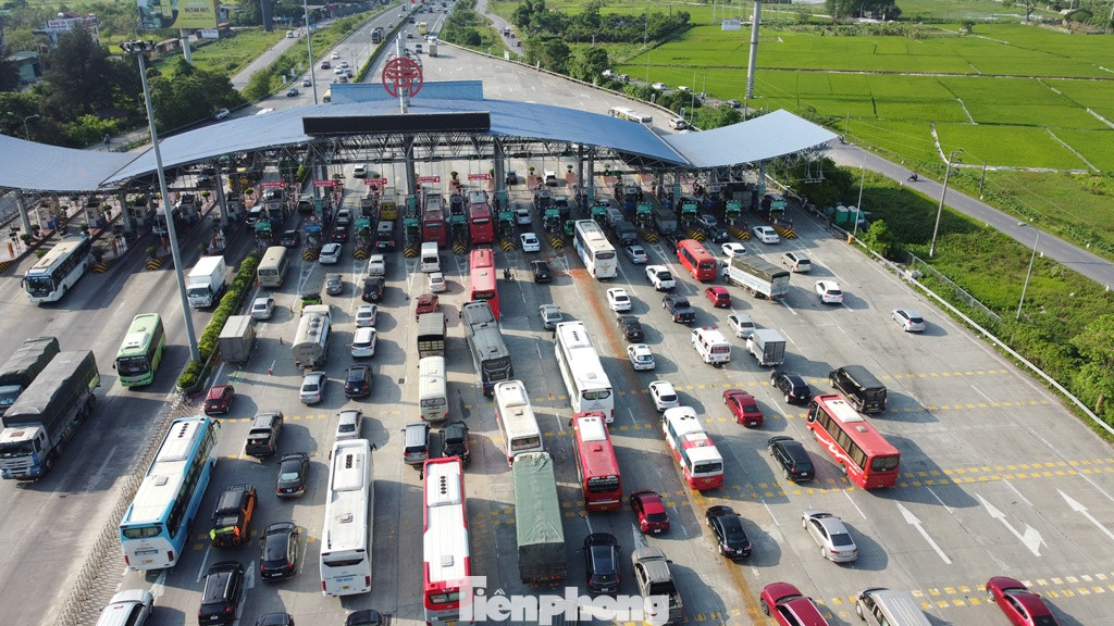 Ngoài ra trên tuyến hiện có 4 nút giao và một trạm thu phí, sắp tới sẽ có thêm 3 nút giao đấu nối vào (Vành đai 4, Vành đai 3,5, đường nối cao tốc với Vành đai 3), liệu phương án làm cầu cạn hai bên như vậy khi qua các nút giao cầu cạn sẽ đi thế nào, nếu tiếp cận hết các nút giao này liệu có đảm bảo nguyên tắc 10 km mới được bố trí một nút giao?