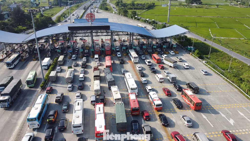 Ngoài ra trên tuyến hiện có 4 nút giao và một trạm thu phí, sắp tới sẽ có thêm 3 nút giao đấu nối vào (Vành đai 4, Vành đai 3,5, đường nối cao tốc với Vành đai 3), liệu phương án làm cầu cạn hai bên như vậy khi qua các nút giao cầu cạn sẽ đi thế nào, nếu tiếp cận hết các nút giao này liệu có đảm bảo nguyên tắc 10 km mới được bố trí một nút giao?