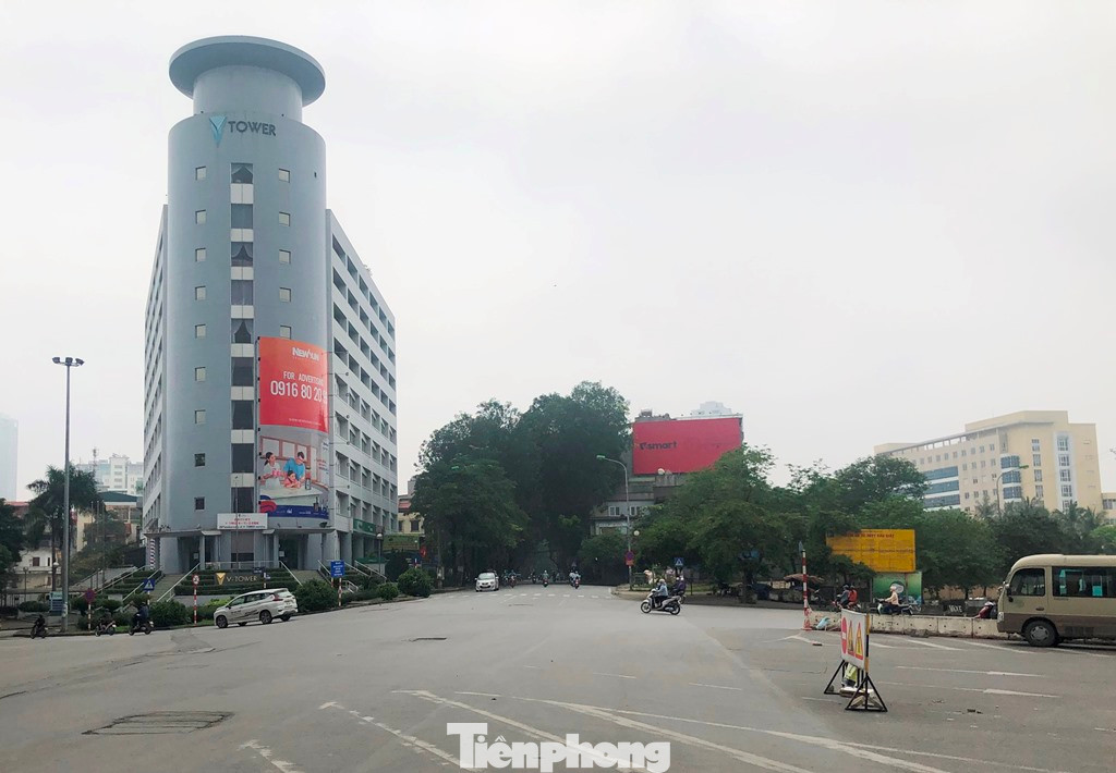 Tại dự án đường Vành đai 1 đoạn Hoàng Cầu - Voi Phục do Ban QLDA đầu tư xây dựng công trình dân dụng và văn hóa TP Hà Nội làm chủ đầu tư, công trường cũng chưa được thi công, các vị trí mặt bằng được giải phóng vẫn đang bỏ không và là đường cụt.