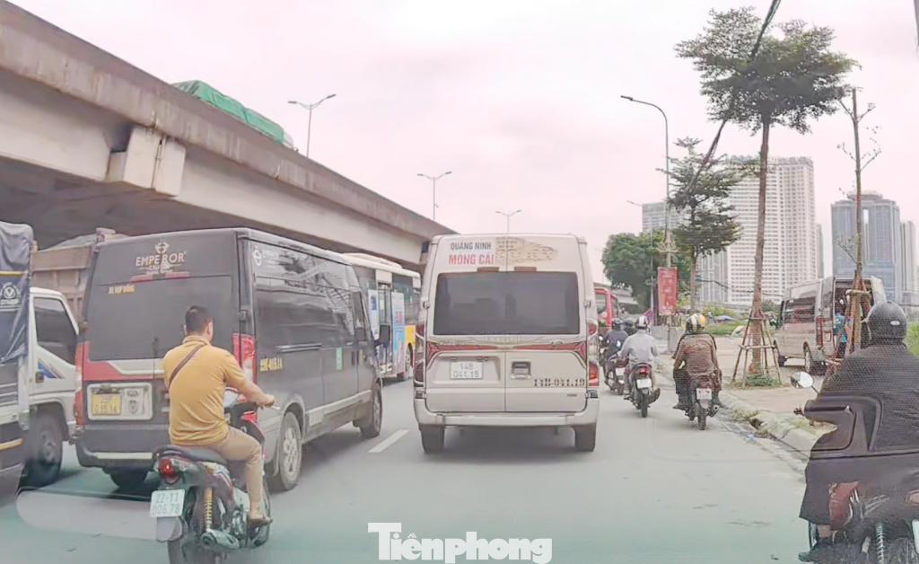 Thời điểm từ 8 đến 10h sáng 30/5, xe khách liên tục dàn hàng ngang, hàng dọc đoạn trước bến xe Mỹ Đình. Thời điểm từ 8 đến 10h sáng 30/5, xe khách liên tục dàn hàng ngang, hàng dọc đoạn trước bến xe Mỹ Đình.