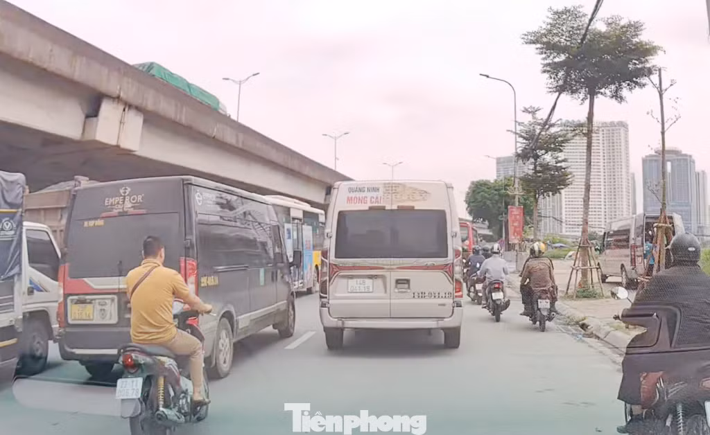 Thời điểm từ 8 đến 10h sáng 30/5, xe khách liên tục dàn hàng ngang, hàng dọc đoạn trước bến xe Mỹ Đình.