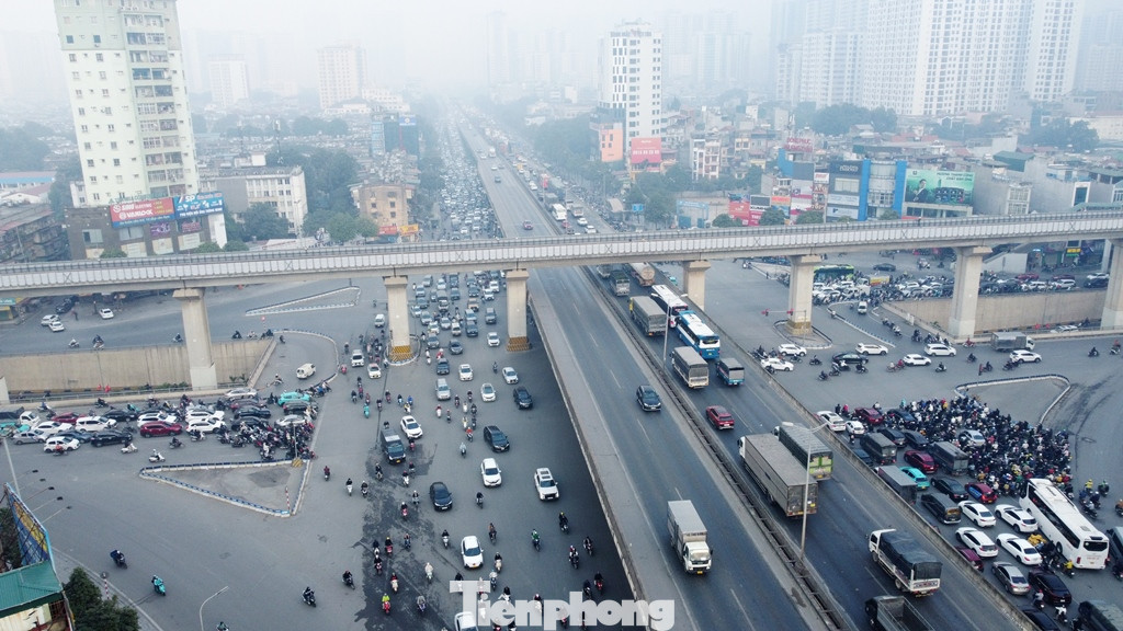 Mặc dù là nút giao có 4 tầng đường (hầm chui, đường đi bằng ở mặt đất, đường trên cao, đường sắt đô thị trên cao) nhưng trong sáng 14/1 tất cả các hướng đường đổ về nút giao cắt Thanh Xuân đều ùn tắc.
