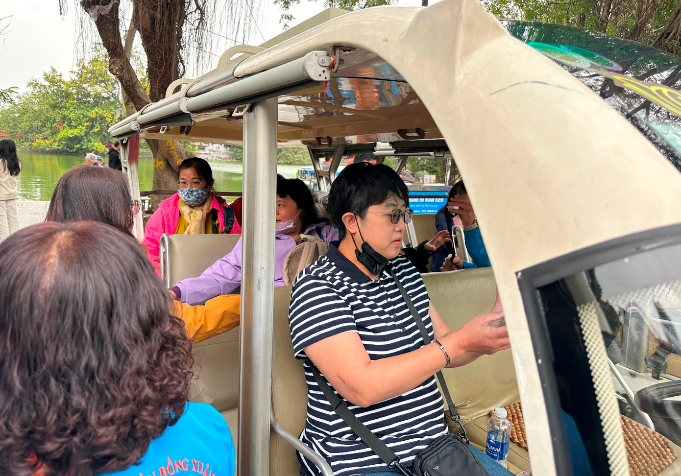 Với các xe đang hoạt động trên đường, đại diện Cty Đồng Xuân cho biết, đơn vị chỉ hoạt động hạn chế và phục vụ chủ yếu cho các tour đã được khách hàng đặt cách đây cả tháng. Với các xe đang hoạt động trên đường, đại diện Cty Đồng Xuân cho biết, đơn vị chỉ hoạt động hạn chế và phục vụ chủ yếu cho các tour đã được khách hàng đặt cách đây cả tháng.