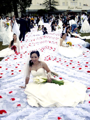 Chiếc áo cưới dài 42m. Ảnh: VietnamNet Tranh thủ mượn chiếc áo cưới kỷ lục làm nền để chụp ảnh. Ảnh: VietnamNet Chiếc áo cưới dài 42m. Ảnh: VietnamNet Tranh thủ mượn chiếc áo cưới kỷ lục làm nền để chụp ảnh. Ảnh: VietnamNet