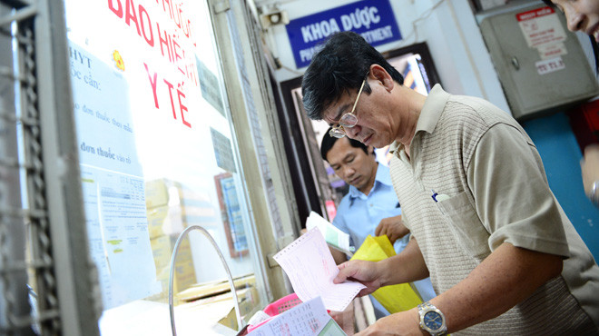 Người dân nhận thuốc bảo hiểm y tế tại Bệnh viện Chấn thương chỉnh hình TP.HCM chiều 16-8. Ảnh: Thuận Thắng