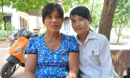 Cô Dương Thị Ngữ và con gái Ngô Thị Phúc trước ngày thi ĐH. (Ảnh: Văn Chung).