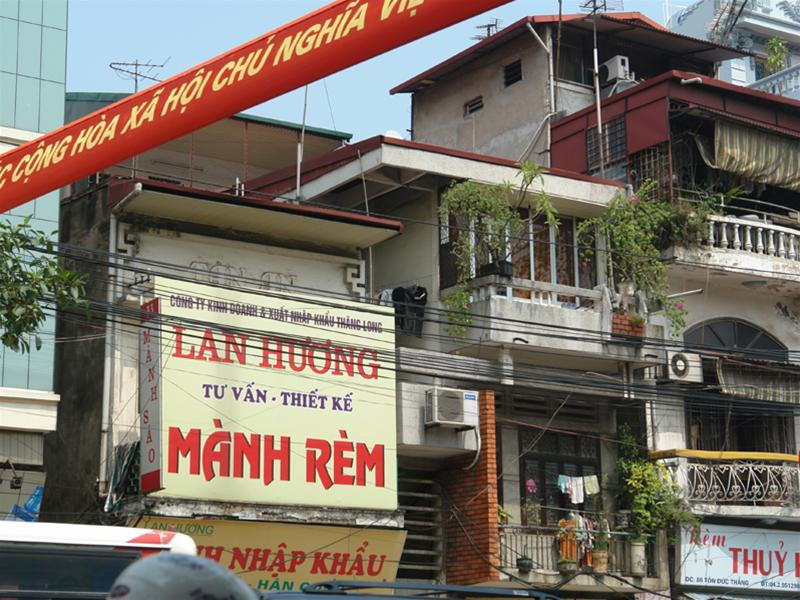 Vẫn còn la liệt các pa-nô, áp phích quảng cáo