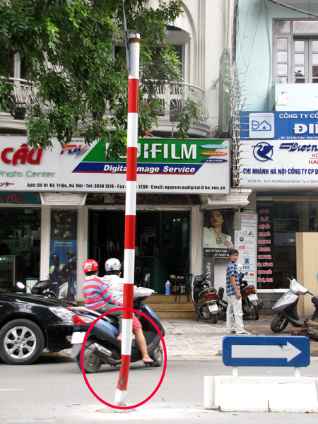Cột phân làn cuối phố Bà Triệu, đoạn giáp phố Tràng Thi cũng chịu chung số phận