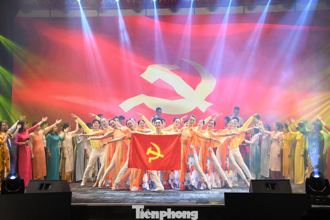 Mở màn đêm diễn là tiết mục Hợp ca của Văn phòng KTNN: Lá cờ Đảng, Lửa thiêng dân tộc, Thênh thang đường mới..