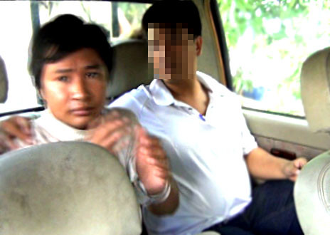 Khuyến bị áp giải đưa về trụ sở công an quận Bình Thạnh sáng 14/4. Khuyến bị áp giải đưa về trụ sở công an quận Bình Thạnh sáng 14/4